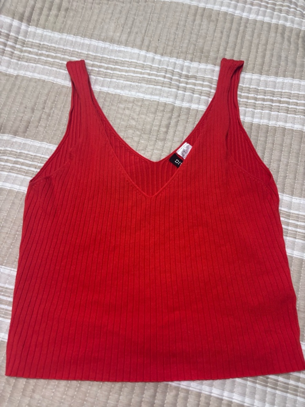 Divided Red Ribbed V‑Neck Tank - Picture 2 of 3